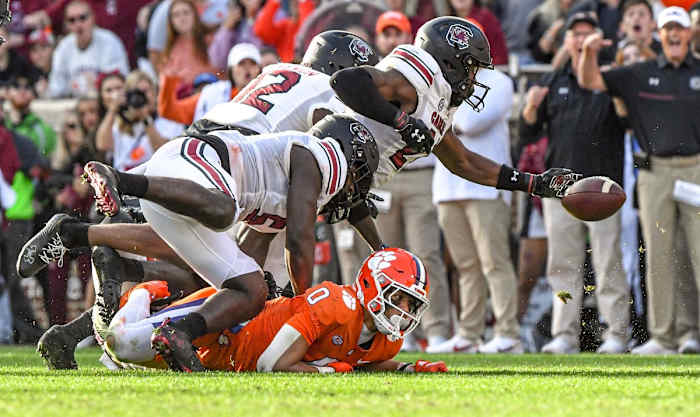 Nick Emmanwori recovering Antonio Williams' punt return fumble in the 2022 Palmetto Bowl (26th Nov., 2022)